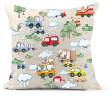 טען תמונה לגלריה, כרית פשתן 40*40 ס"מ . מעוצבת בדוגמת מכוניות צבעוניות