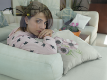 טען תמונה לגלריה, כרית בעיצוב פרחוני משגע